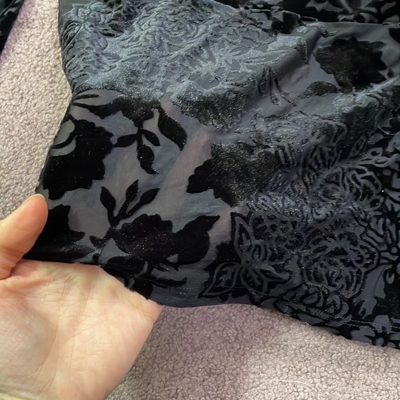 Guess burnout velvet long sleeve top with cutout back size small - Picture 3 of 4